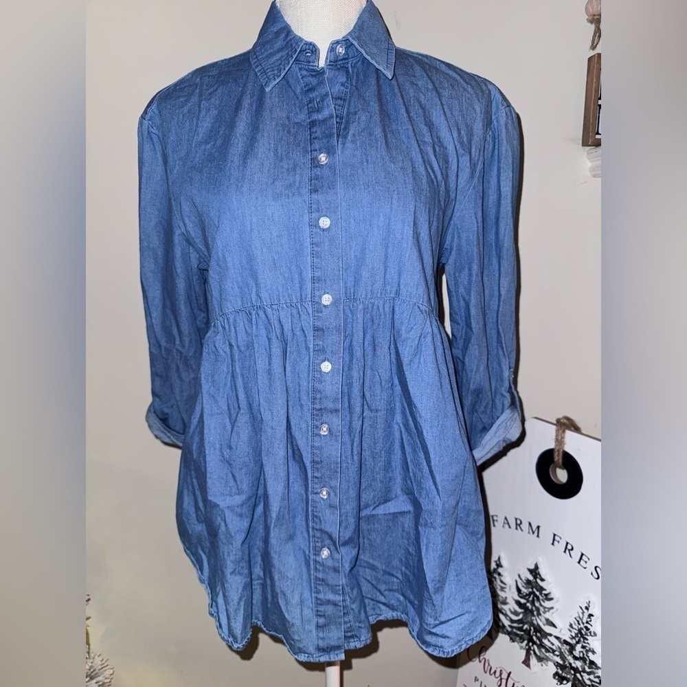 Cupio women’s chambray button down peplum shirt, no tag believe Small 18” p2p